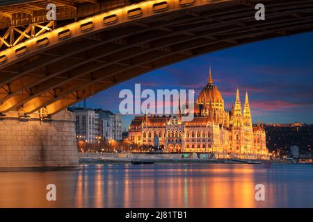 Budapest, Hongrie. Image du paysage urbain de Budapest, capitale de la Hongrie, avec le pont Margaret et le Parlement hongrois au coucher du soleil. Banque D'Images