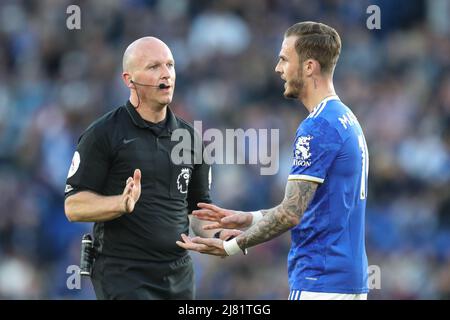 L'arbitre Simon Hooper parle avec James Maddison #10 de Leicester City pendant la première moitié Banque D'Images