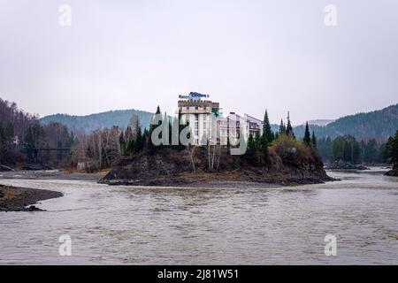 La couronne de l'Altaï est un hôtel cher sur l'île. 19 avril 2022. Russie Altaï Banque D'Images