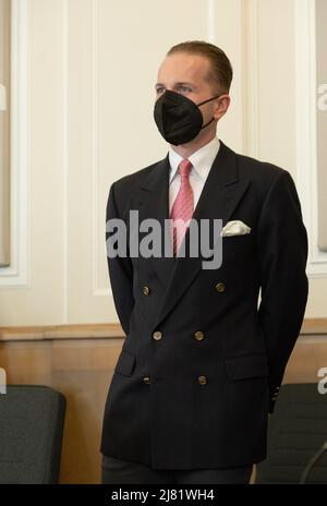 12 mai 2022, Basse-Saxe, Osnabrück: Le défendeur Hendrik Holt se trouve dans la salle d'audience du tribunal régional. Le verdict du procès sur les accusations de fraude à l'énergie éolienne doit être annoncé. Avec l'aide de projets d'énergie éolienne fictifs, l'ancien entrepreneur de la région d'Emsland aurait fraudé des compagnies d'énergie de plusieurs pays d'environ dix millions d'euros. Outre lui, quatre autres accusés, dont des membres de la famille, ont dû être jugés devant le tribunal régional d'Osnabrück. L'accusation porte sur la fraude commerciale et de gang. Photo: Friso Gentsch/dpa Banque D'Images