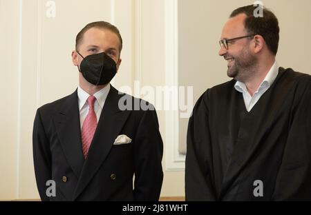 12 mai 2022, Basse-Saxe, Osnabrück: Le défendeur Hendrik Holt se trouve à côté de son avocat de défense Maximilian Pancic (r) dans la salle d'audience de la Cour régionale. Le verdict du procès sur les accusations de fraude à l'énergie éolienne doit être annoncé. Avec l'aide de projets d'énergie éolienne fictifs, l'ancien entrepreneur de la région d'Emsland aurait fraudé des compagnies d'énergie de plusieurs pays d'environ dix millions d'euros. Outre lui, quatre autres accusés, dont des membres de la famille, ont dû être jugés devant le tribunal régional d'Osnabrück. L'accusation est la fraude de gang et commerciale. Pho Banque D'Images