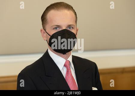 12 mai 2022, Basse-Saxe, Osnabrück: Le défendeur Hendrik Holt se trouve dans la salle d'audience du tribunal régional. Le verdict du procès sur les accusations de fraude à l'énergie éolienne doit être annoncé. Avec l'aide de projets d'énergie éolienne fictifs, l'ancien entrepreneur de la région d'Emsland aurait fraudé des compagnies d'énergie de plusieurs pays d'environ dix millions d'euros. Outre lui, quatre autres accusés, dont des membres de la famille, ont dû être jugés devant le tribunal régional d'Osnabrück. Photo: Friso Gentsch/dpa Banque D'Images