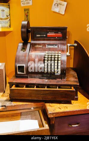 caisse antique en bois avec fond jaune sur une table en bois Banque D'Images