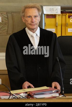 12 mai 2022, Basse-Saxe, Osnabrück: Le Président Norbert Carstensen se tient dans la salle d'audience de la Cour régionale. Le verdict du procès de la défenderesse Holt et des allégations de fraude à l'énergie éolienne doit être annoncé. Avec l'aide de projets d'énergie éolienne fictifs, l'ancien entrepreneur d'Emsland aurait fraudé des compagnies d'énergie de plusieurs pays d'environ dix millions d'euros. Outre lui, quatre autres accusés, dont des membres de la famille, ont dû être jugés devant le tribunal régional d'Osnabrück. L'accusation est la fraude de gang et commerciale. Photo: Friso Gentsch/dpa Banque D'Images