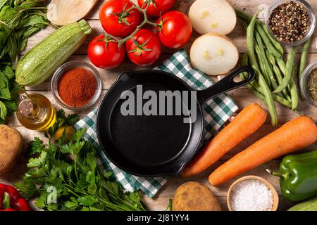 Assortiment de légumes, herbes et épices sur table en bois Banque D'Images