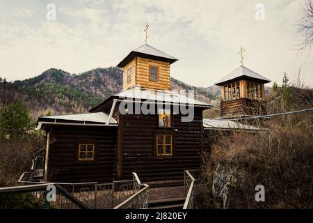 Saint-Jean le temple théologien sur l'île de Patmos sur la rivière Katun dans les montagnes de l'Altaï près du village de Chemal. Sibérie. Banque D'Images