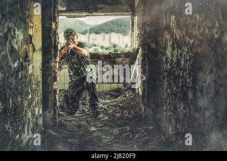 Airsoft sgrungeier dans le bâtiment de l'industrie du grunge. Ancien effet photo. Banque D'Images