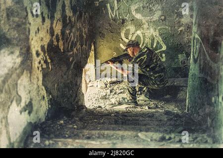 Airsoft sgrungeier dans le bâtiment de l'industrie du grunge. Ancien effet photo. Banque D'Images