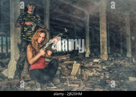 Airsoft sgrungeier dans le bâtiment de l'industrie du grunge. Ancien effet photo. Banque D'Images