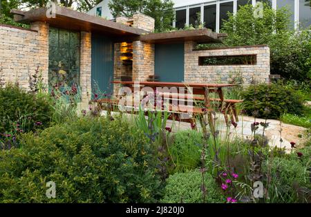 Un bâtiment de style de Frank Lloyd Wright la création d'une cour au Warner's Distillery Gin Garden à la RHS Chelsea Flower Show 21019 Banque D'Images