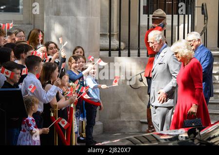 Londres, Royaume-Uni. 12th mai 2022. Le prince de Galles et la duchesse de Cornwall sont accueillis par des enfants qui arrivent à la Maison du Canada à Londres, avant leur prochaine visite. Date de la photo: Jeudi 12 mai 2022. Crédit photo devrait lire crédit: Matt Crossick/Alamy Live News Banque D'Images