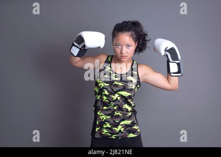 sportif asiatique ethnicité avec gants de boxe Banque D'Images