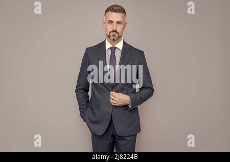 Toujours disponible. Homme de mode formel. Chef de la direction professionnel non rasé. Patron grizzled. Homme d'affaires confiant Banque D'Images