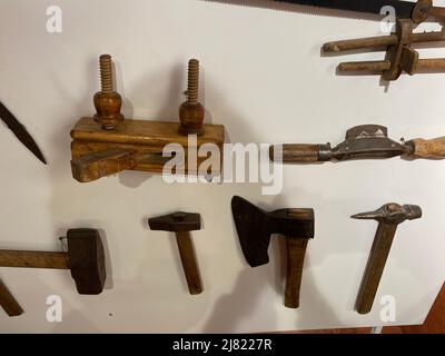 Bouilloires pour préparer de la bière dans une ancienne brasserie Banque D'Images