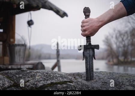 Célèbre épée excalibur du roi Arthur coincé dans le rocher. Armes de la légende Pro King Arthur. Banque D'Images