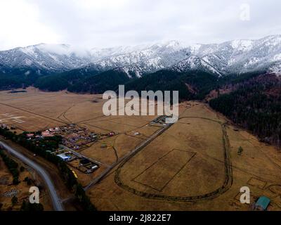 le sommet d'un plateau de haute montagne surcultivé avec une forêt de conifères clairsemée dans les nuages. Altaï, Sibérie, Russie. Banque D'Images