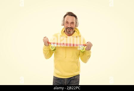 homme à capuche jaune avec planche à roulettes. skateboarder pour adultes. homme décontracté style boxer. Banque D'Images