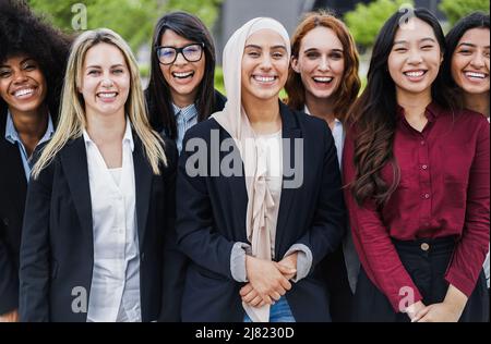 Des collègues de femmes d'affaires multiethniques souriant sur l'appareil photo extérieur - Focus sur le visage des filles musulmanes Banque D'Images