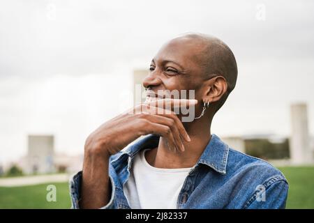 Homme africain de Bohême ayant l'amusement en plein air - Focus sur l'oeil Banque D'Images