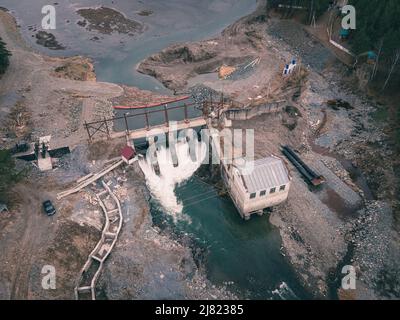 Centrale hydroélectrique de Chemal en Altaï. Rivière Chemal. HPP. Chemal Banque D'Images