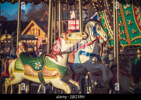 Rond-point ou tour en manège au parc de Noël Hyde Park Winter Wonderland à Londres Banque D'Images