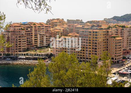 Vue panoramique aérienne de Fontvieille - quartier de Monaco-ville.Yacht de luxe amarré dans la baie de Monaco, France . Principauté de Monaco est une Banque D'Images