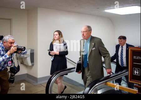 Le sénateur américain Chuck Grassley (républicain de l'Iowa) passe par le métro du Sénat lors d'un vote au Capitole des États-Unis à Washington, DC, le mercredi 11 mai 2022. Photo de Rod Lamkey/CNP/ABACAPRESS.COM Banque D'Images