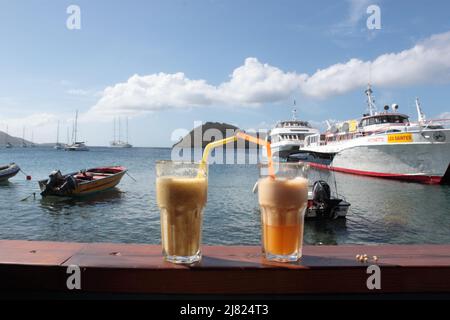 Près d'un verre de jus de fruits pressé au port de l'île les Saintes, Guadeloupe Banque D'Images