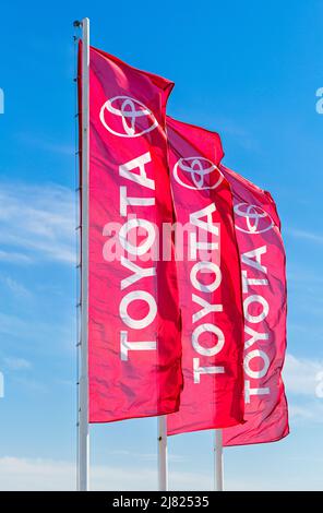 Samara, Russie - 08 mai 2022 : la concession Toyota marque un drapeau contre un ciel bleu Banque D'Images