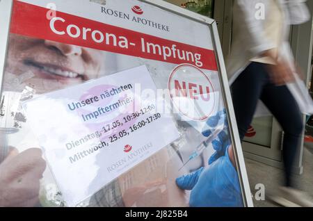 Munich, Allemagne. 12th mai 2022. Un panneau indiquant « Corona vaccination » est suspendu à l'entrée d'une pharmacie du centre-ville. Credit: Peter Kneffel/dpa/Alay Live News Banque D'Images