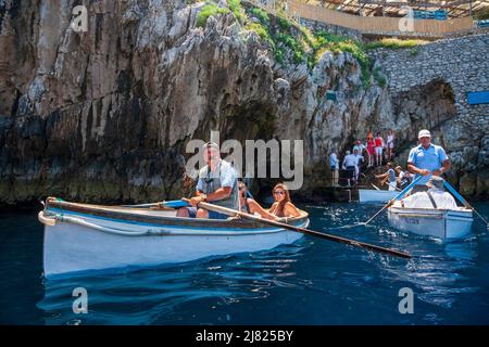 Touristes attendant d'entrer dans la Grotte Bleue (Grotta Azzurra) en bateau à rames sur l'île de Capri, Italie Banque D'Images