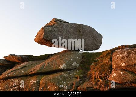 Le fort néolithique de Helman Tor Cornwall au lever du soleil Banque D'Images