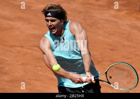 Rome, Italie. 12th mai 2022. Alexander Zverev, d'Allemagne, revient à Alex de Minaur, d'Australie, lors de leur match de 16 au tournoi de tennis Internazionali BNL d'Italia à Foro Italico à Rome, Italie, le 12th mai 2022. Photo Antonietta Baldassarre/Insidefoto Credit: Insidefoto srl/Alay Live News Banque D'Images