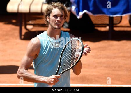 Rome, Italie. 12th mai 2022. Alexander Zverev, d'Allemagne, fait entendre la foule à la fin de son match de 16 contre Alex de Minaur, d'Australie, au tournoi de tennis Internazionali BNL d'Italia à Foro Italico à Rome, Italie, le 12th mai 2022. Photo Antonietta Baldassarre/Insidefoto Credit: Insidefoto srl/Alay Live News Banque D'Images