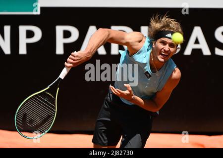 Alexander Zverev (GER) lors du premier tour contre Alex de Minaur (AUS) du tournoi ATP Master 1000 Internazionali BNL d'Italia à Foro Italico le 12 mai 2022 Banque D'Images