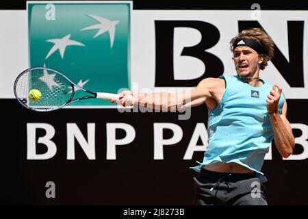 Alexander Zverev (GER) lors du premier tour contre Alex de Minaur (AUS) du tournoi ATP Master 1000 Internazionali BNL d'Italia à Foro Italico le 12 mai 2022 Banque D'Images