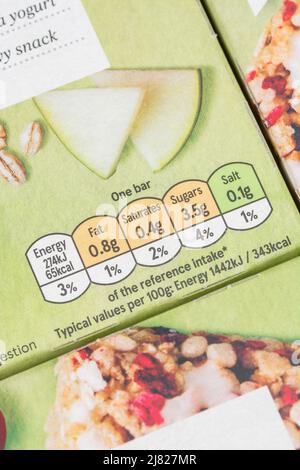 Emballage en gros plan en carton/carton de barres de céréales tesco avec système de feux de signalisation alimentaire indiquant la teneur en sucre et en matières grasses, etc Banque D'Images