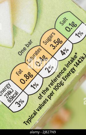 Emballage en gros plan en carton/carton de barres de céréales tesco avec système de feux de signalisation alimentaire indiquant la teneur en sucre et en matières grasses, etc Banque D'Images