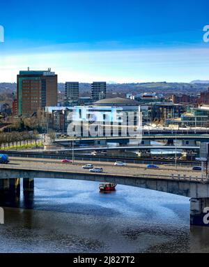 Vue sur Belfast, vue vers le sud sur la rivière Lagan, Irlande du Nord Banque D'Images