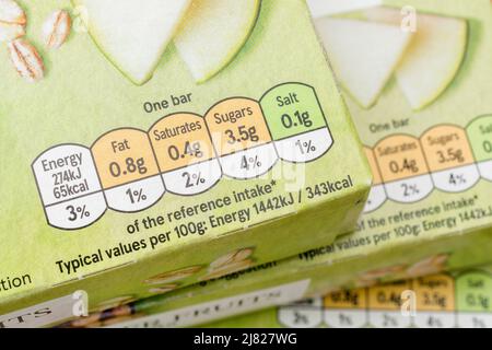 Emballage en gros plan en carton/carton de barres de céréales tesco avec système de feux de signalisation alimentaire indiquant la teneur en sucre et en matières grasses, etc Banque D'Images