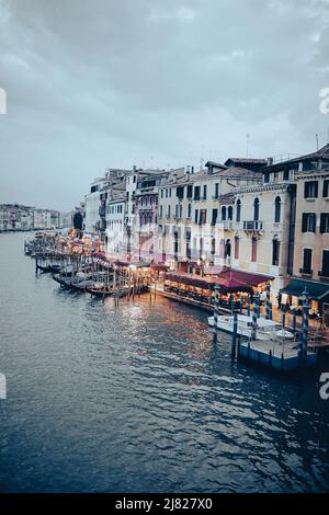 Vue sur le Grand Canal à Venise la nuit Banque D'Images