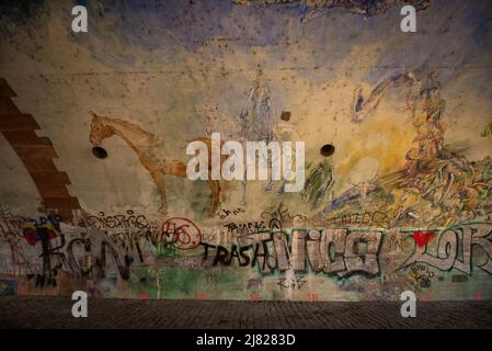 Vaporisez des graffitis sous un pont traversant la rivière main à Francfort, en Allemagne. Banque D'Images