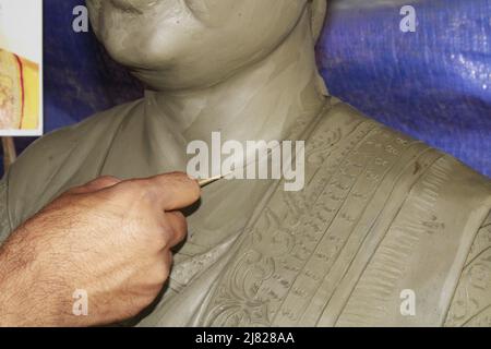 Les mains de l'homme faisant la statue de l'argile. Banque D'Images