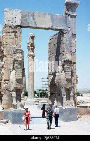 Persepolis, Iran - les taureaux ailés à tête humaine (lamassu) se tiennent à la porte de Xerxès, également connue sous le nom de porte de toutes les nations, située dans les ruines de l'ancienne ville de Persepolis, capitale cérémonielle de l'empire achéménide, dans la province de Fars, en Iran. Archiver l'image prise en 1976 Banque D'Images