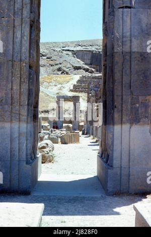 Persepolis, Iran - vue à travers la porte de la salle du trône, également connue sous le nom de salle des cent colonnes, située dans les ruines de l'ancienne ville de Persepolis, capitale cérémonielle de l'Empire des Achaemenid, dans la province de Fars, en Iran. Archiver l'image prise en 1976 Banque D'Images