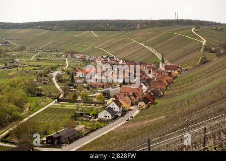 Un vignoble tapie une vallée peu profonde en Bavière, en Allemagne, dans un petit village. Banque D'Images