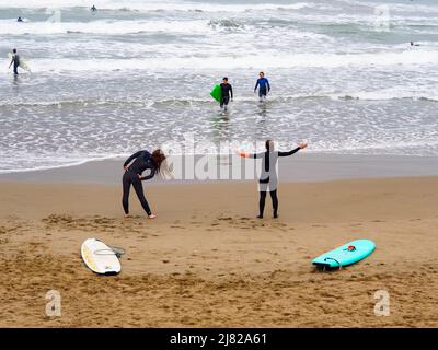 Jeunes sportifs et femmes surfant sur les plages de Marbella Banque D'Images