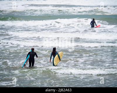 Jeunes sportifs et femmes surfant sur les plages de Marbella Banque D'Images