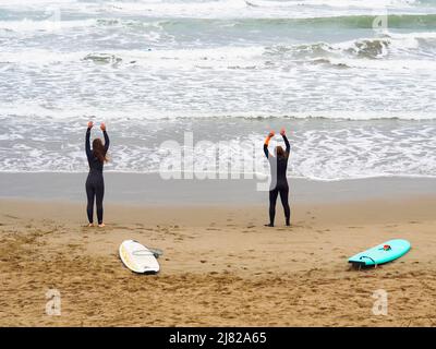 Jeunes sportifs et femmes surfant sur les plages de Marbella Banque D'Images