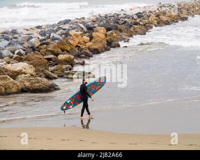 Jeunes sportifs et femmes surfant sur les plages de Marbella Banque D'Images